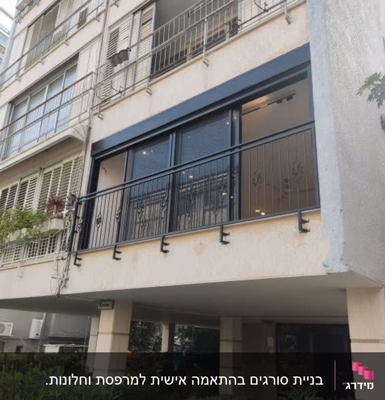 מרפסת עם מסגרות מתכת שחורות ודלתות זכוכית